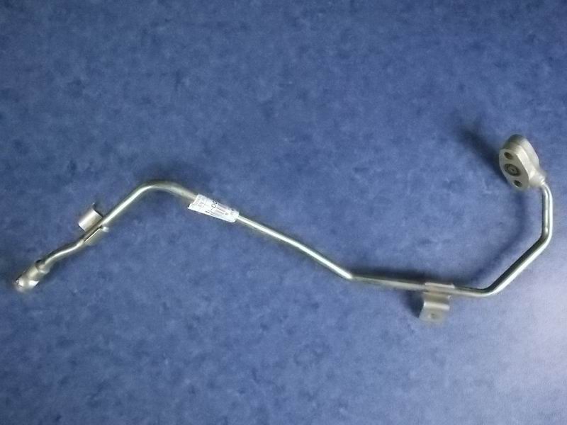 Supercharger oil inlet pipe