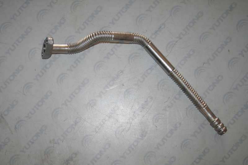 Supercharger oil return pipe