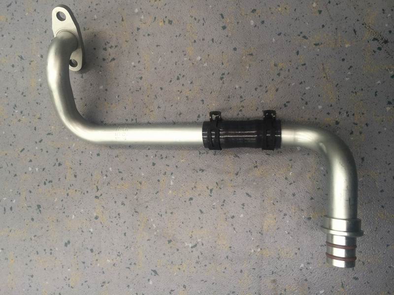 Supercharger oil return pipe