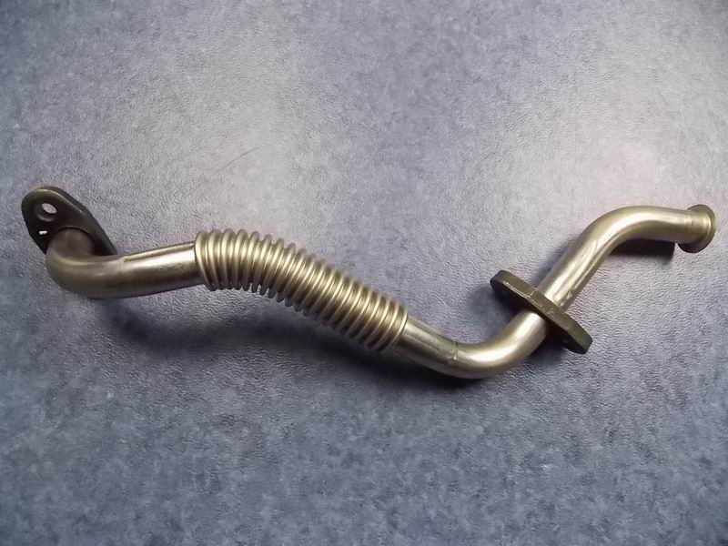 Supercharger return pipe assembly