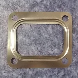 Прокладка нагнетателя; между нагнетателем и выхлопной трубой