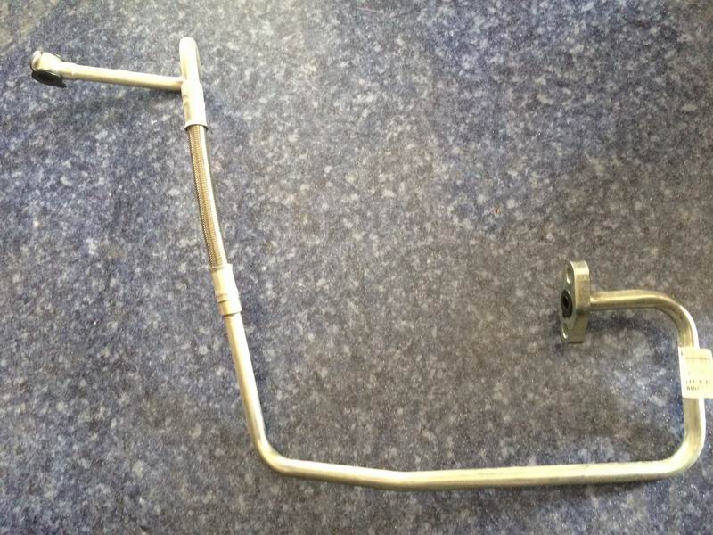 Supercharger oil inlet pipe