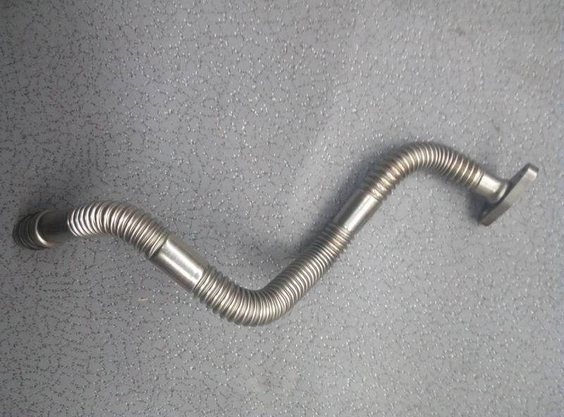 Supercharger oil return pipe
