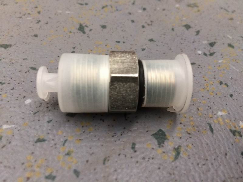 Supercharger oil inlet pipe joint