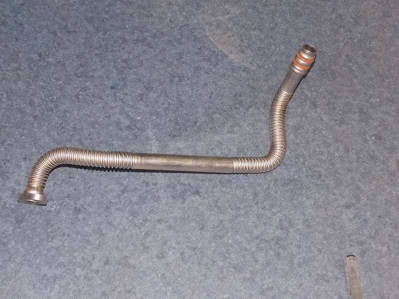 Supercharger oil return pipe