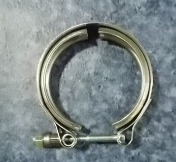 Supercharger air outlet connection pipe clamp