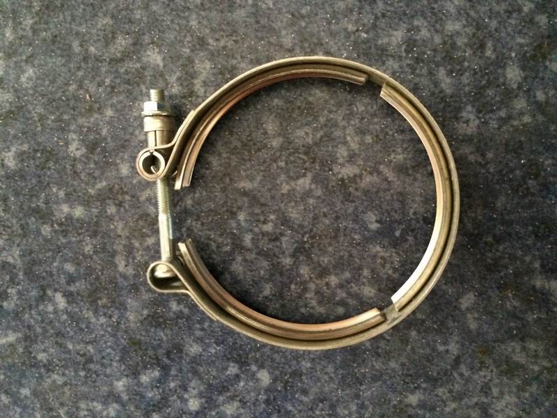 Supercharger air outlet connection pipe clamp