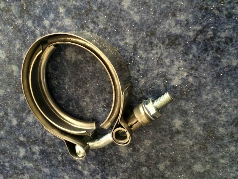 Supercharger air outlet connection pipe clamp