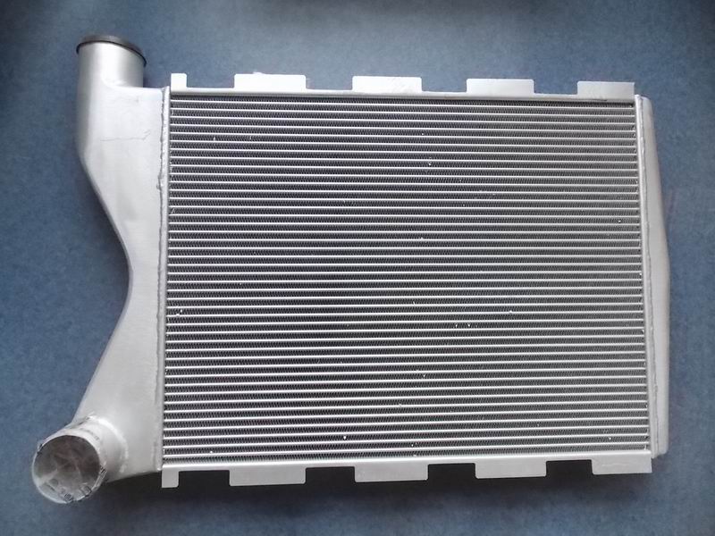 Intercooler assembly, upper and lower layout of air chamber, ZLQ2