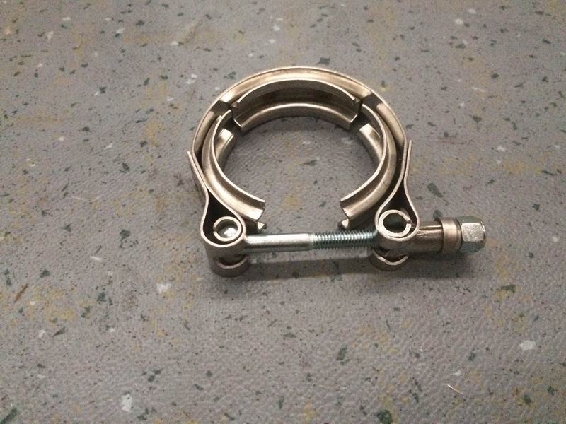 Supercharger air outlet connection pipe clamp