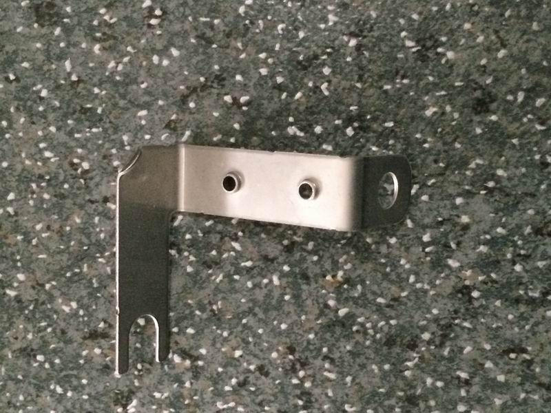 Fuel common rail pipe bracket