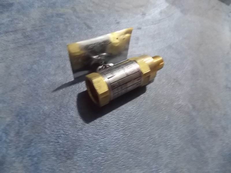 Вторичный предохранительный клапан; удалил так же, как и 1141-01055-1