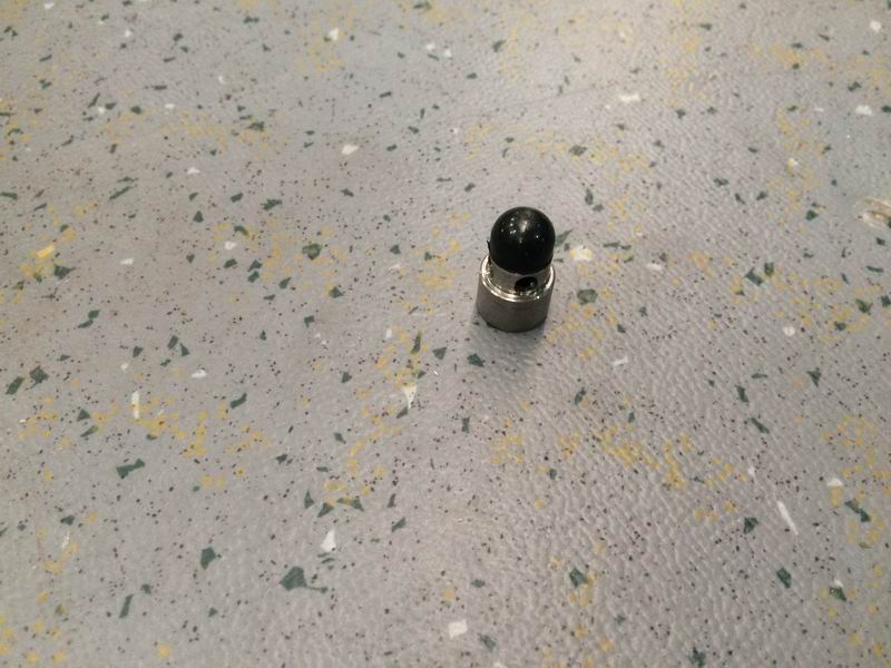 Snap-type inflatable socket valve core (glue-encapsulated core)