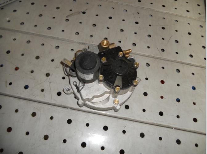 High and low pressure pressure reducing valve assembly