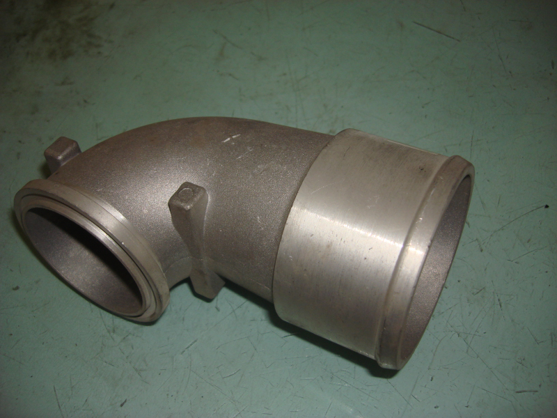 Supercharger air outlet connection pipe