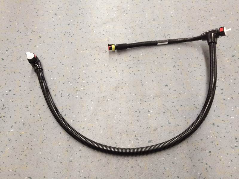 Urea liquid return tube (800, 3/8-5/16in, two right angle head)