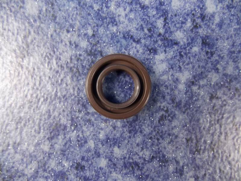 Fan hydraulic motor oil seal