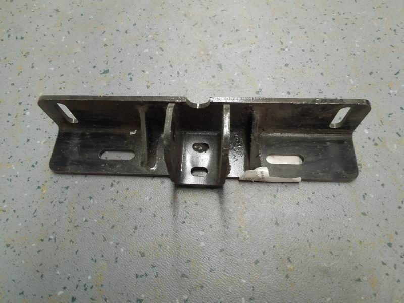 Adjustable vibration-absorbing connector bracket