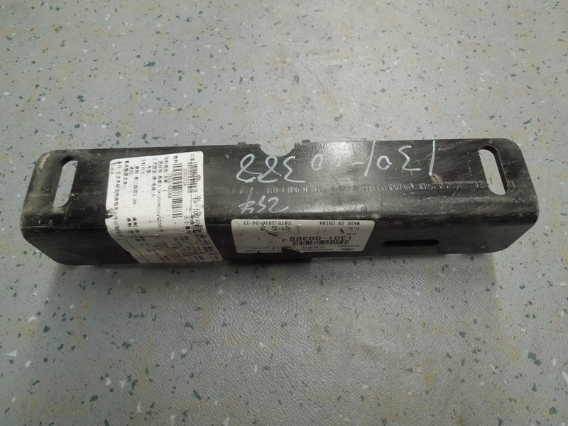 Adjustable vibration-absorbing connector bracket-1