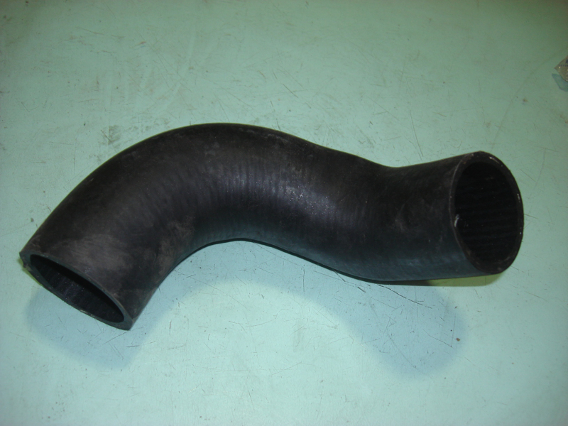 Engine water inlet pipe