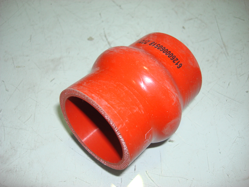 Шланг подключения охлаждающей жидкости; выпускной патрубок двигателя к термостату