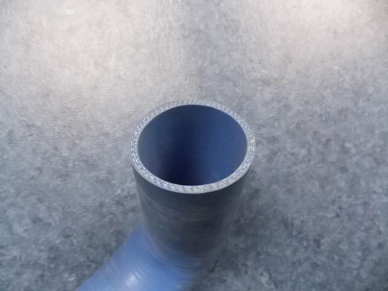 Угловой шланг (Φ 50- Ф 55 , 110 / 200 , кремний)-1