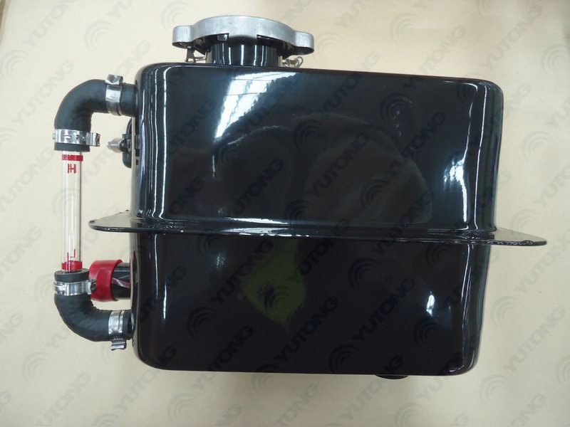 Expansion water tank, square 4.5L, plus on the left, bottom on the left
