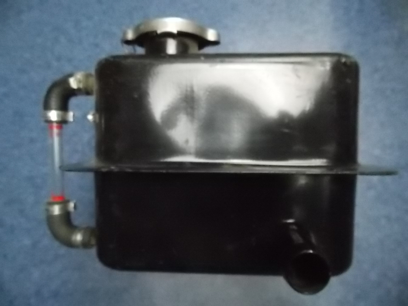 Расширительный бак для воды, квадрат 4. 5L , плюс слева, внизу справа-1