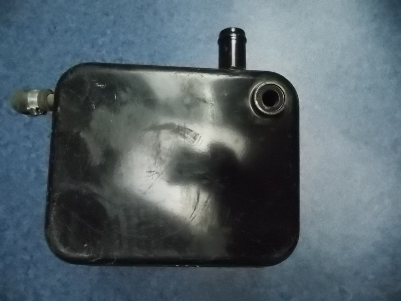 Расширительный бак для воды, квадрат 4. 5L , плюс слева, внизу справа-3