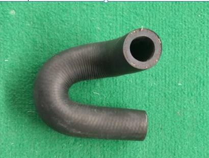 Подсоедините изогнутый шланг под смотровой трубкой.