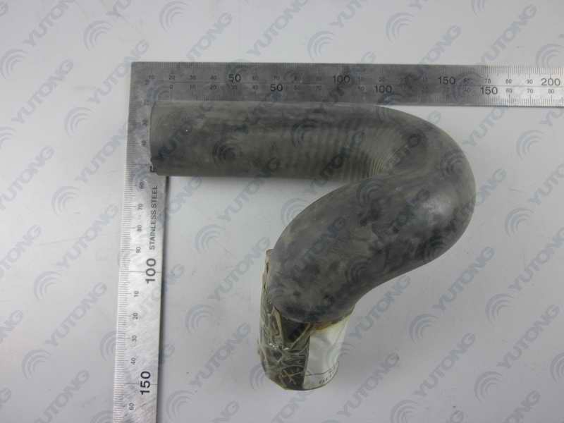 Подсоедините изогнутый шланг под смотровой трубкой.