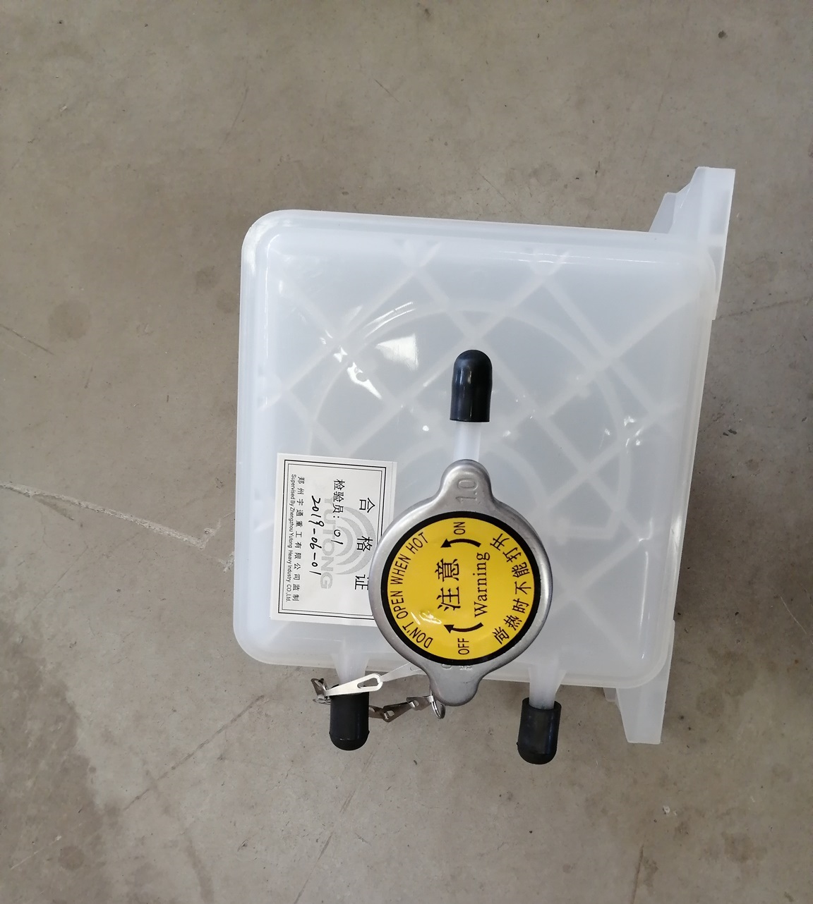 Expansion water tank, square 1L plastic, top, bottom on the left-1