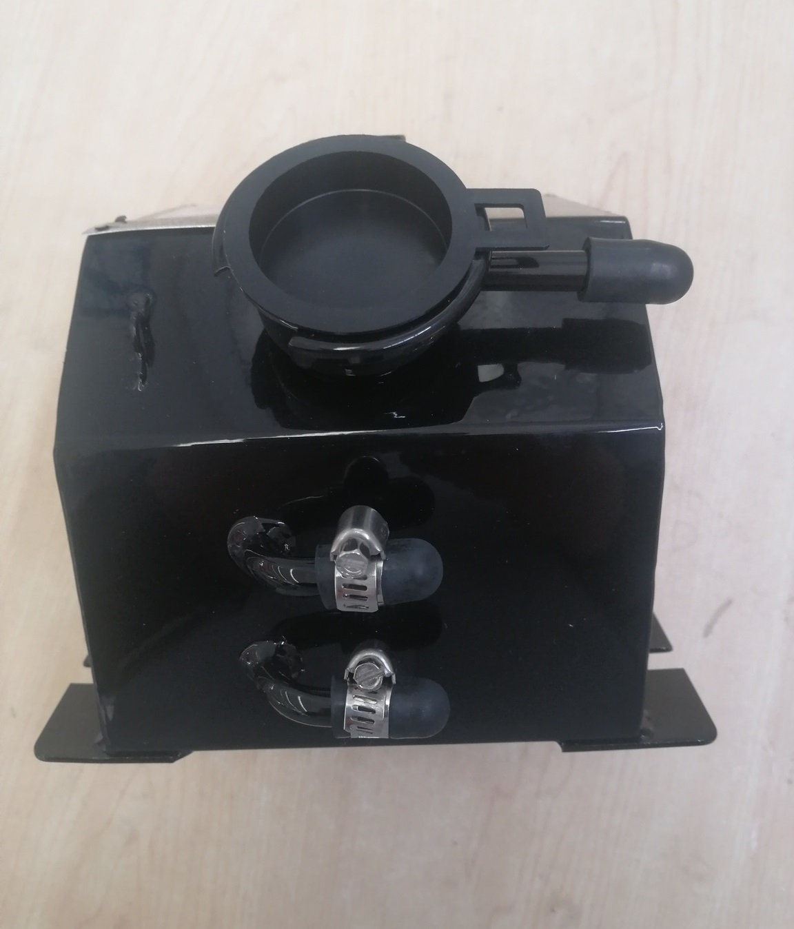 Expansion water tank, square 1.8L, front fill, left side drain-1