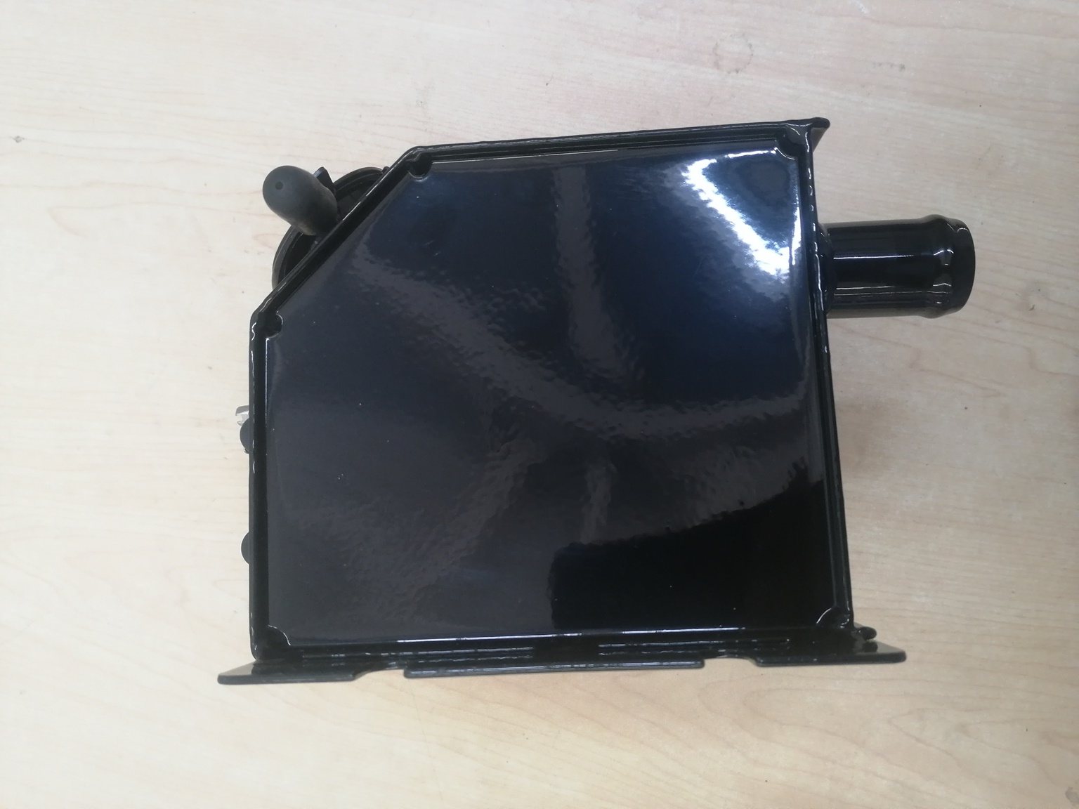 Expansion water tank, square 1.8L, front fill, left side drain-2