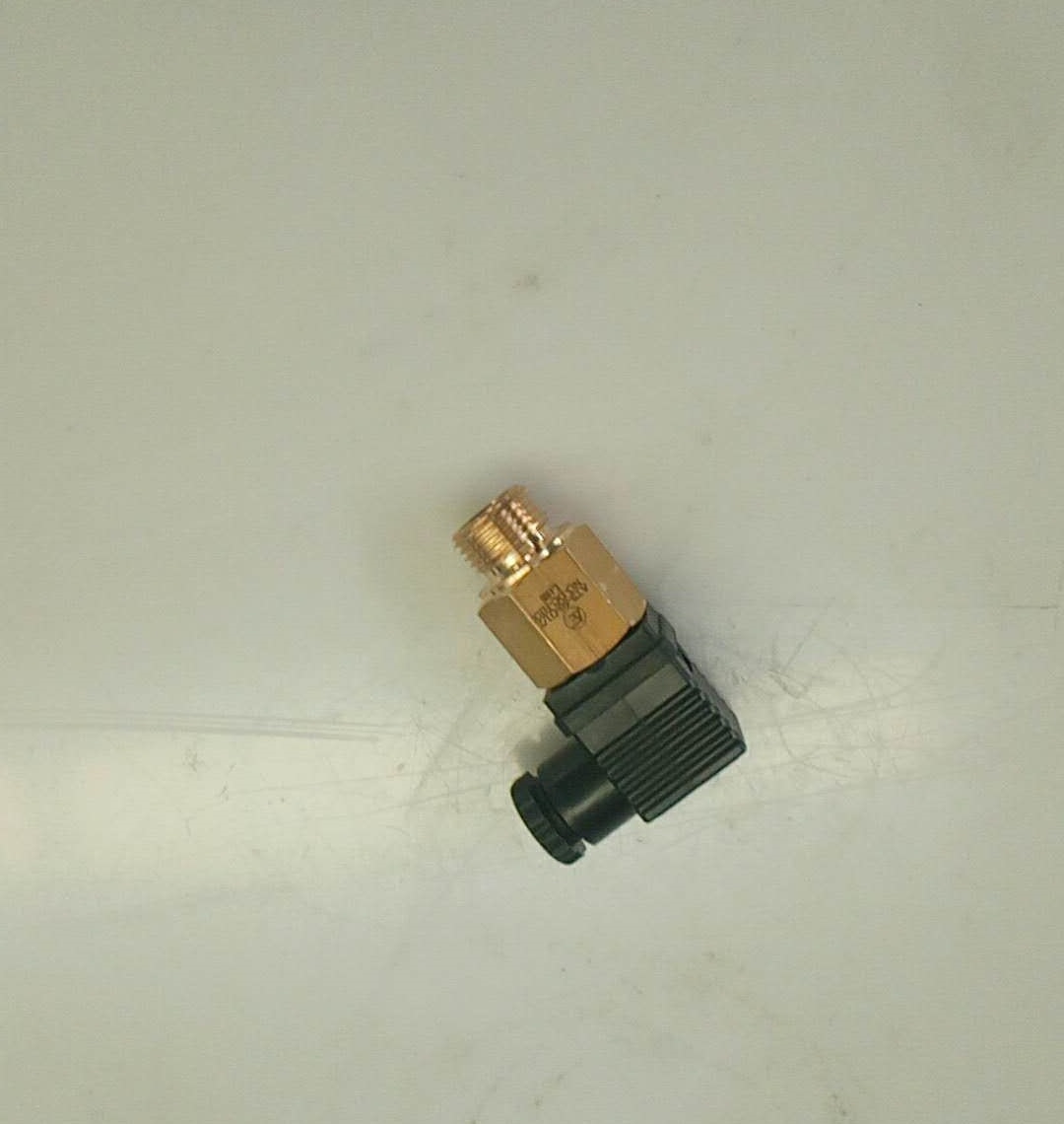 Датчик контроля температуры; используется для вентиляторов гидравлического масла