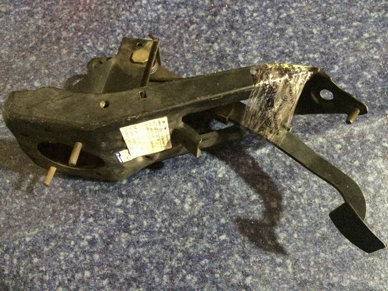 Педаль сцепления и кронштейн в сборе