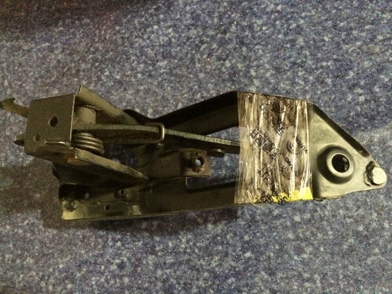 Педаль сцепления и кронштейн в сборе-1