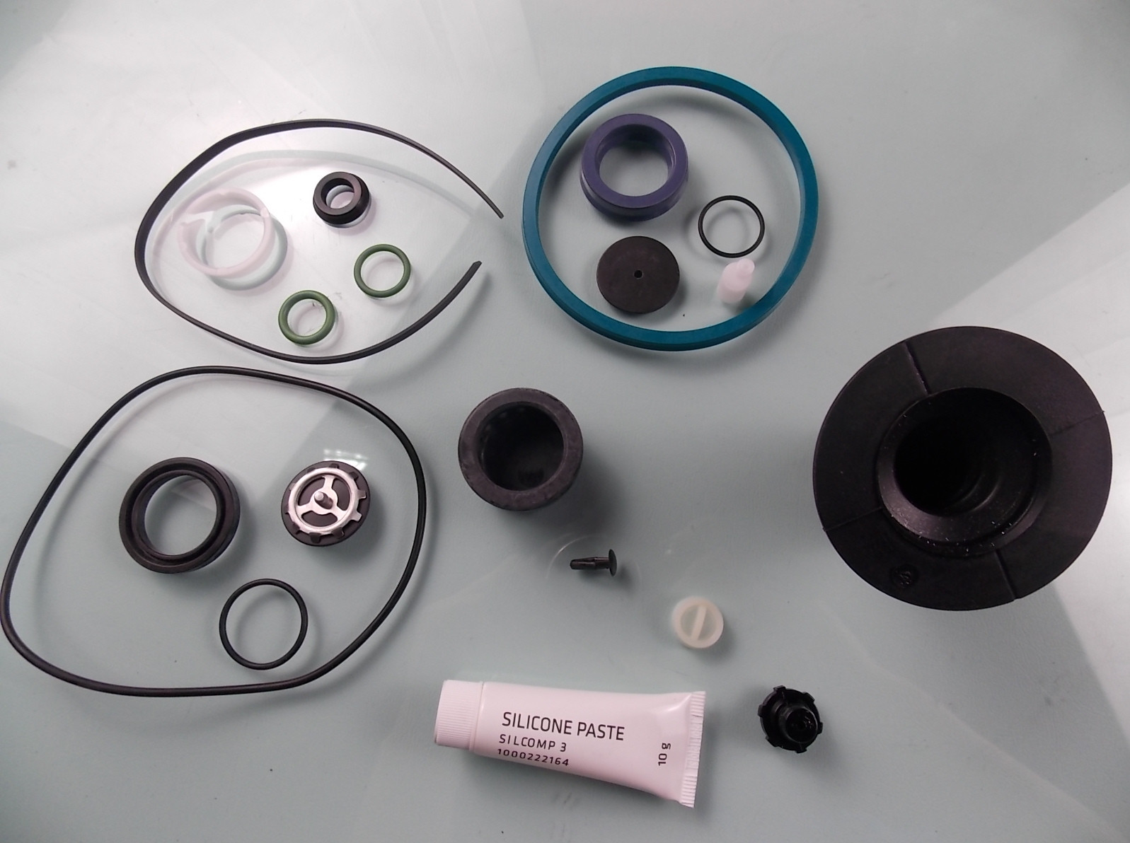 Clutch booster repair kit; contains 52 pieces