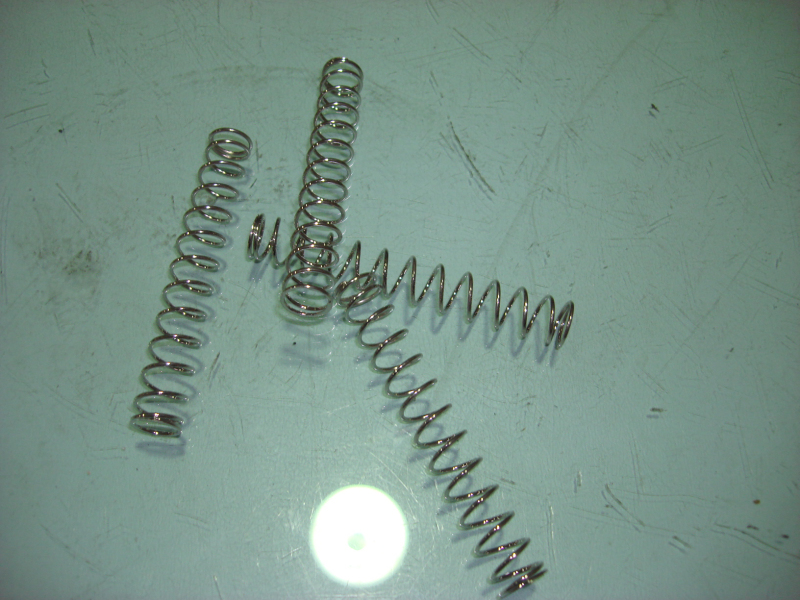Clutch thrust rod spring