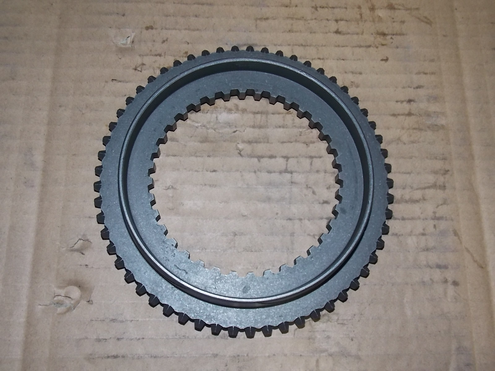 Конус синхронизации второй и третьей передач.