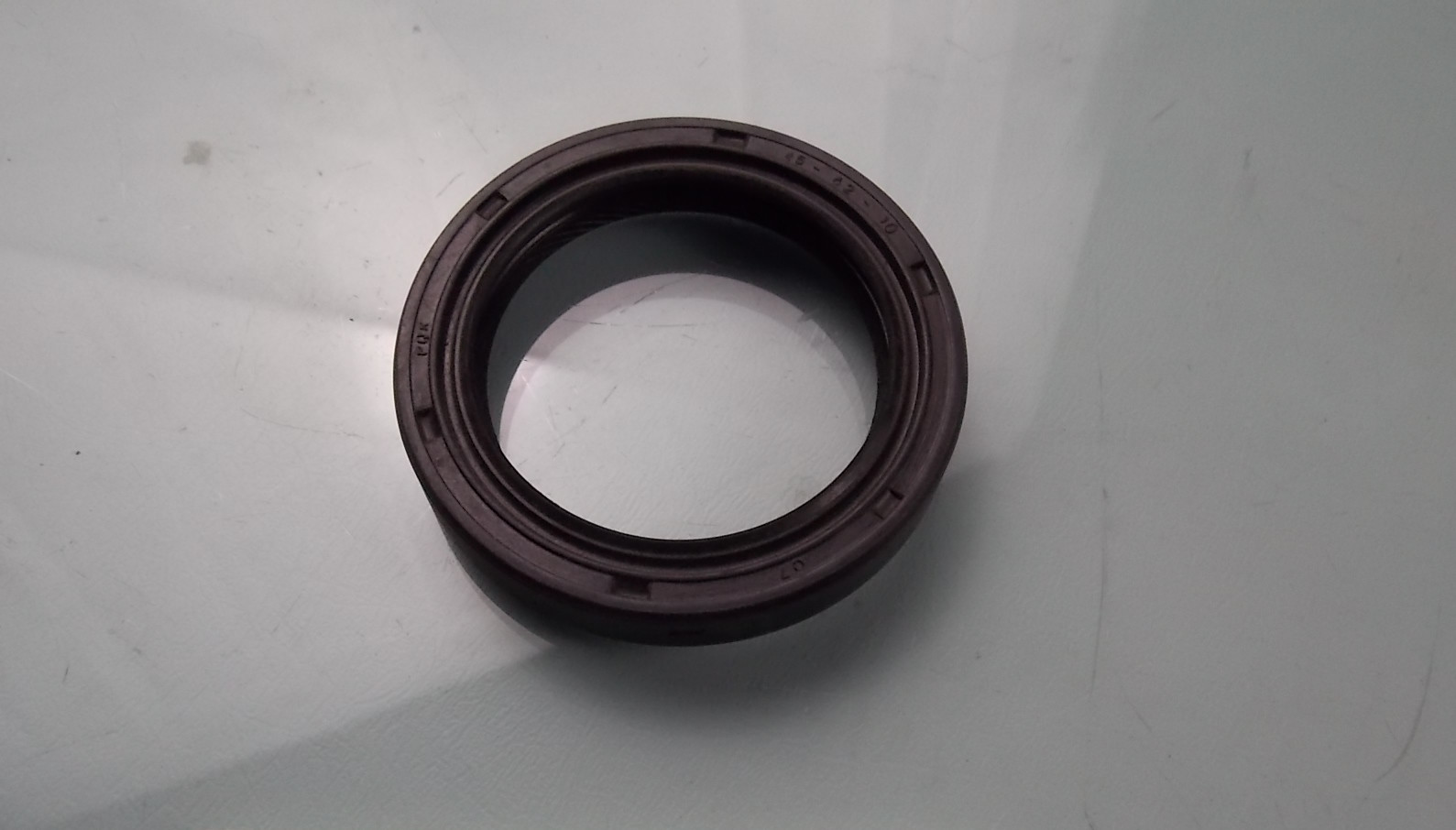 One-axis oil seal