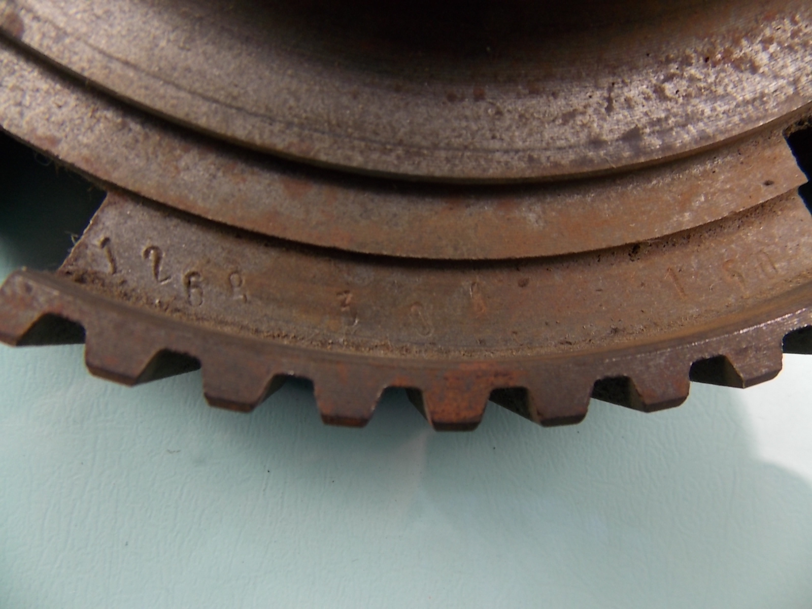 Держатель зубьев синхронизатора первой и второй передач.-1