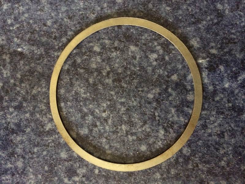 Отрегулируйте прокладку; толщина 1,2