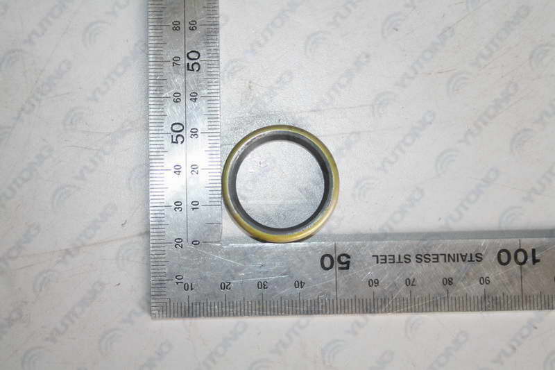 Сальник в валу переключения передач