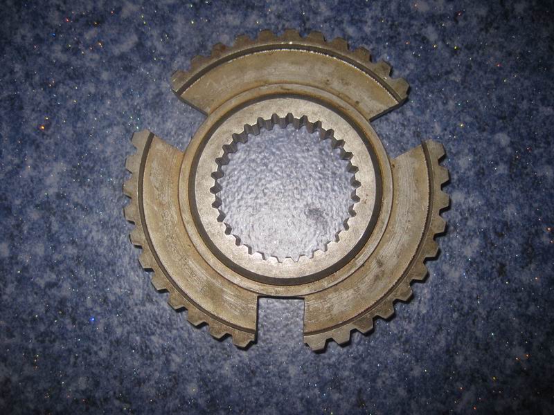 Держатель зубьев синхронизатора второй и третьей передачи.