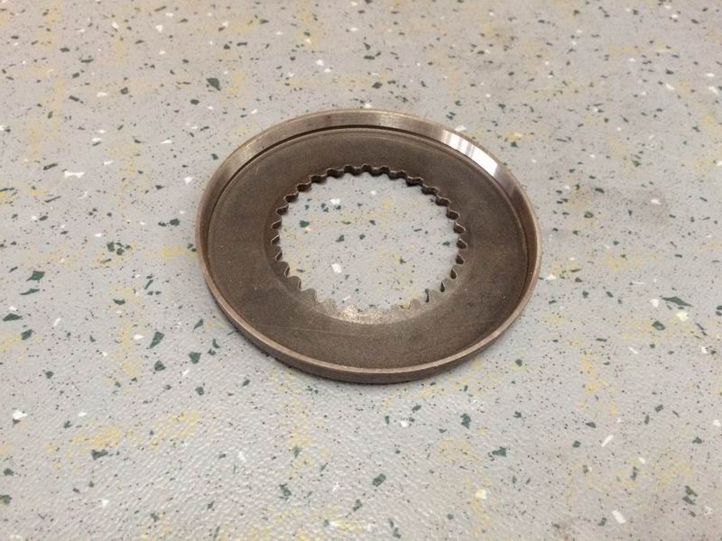 Конусный диск синхронизатора второй и третьей передач.