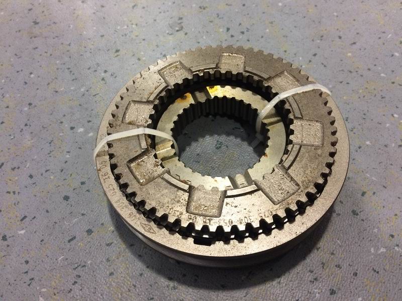 Синхронизатор второй и третьей передач в сборе.