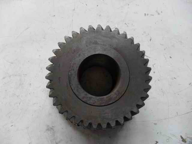 Промежуточный вал с четырьмя или пятью зубьями шестерни.-1