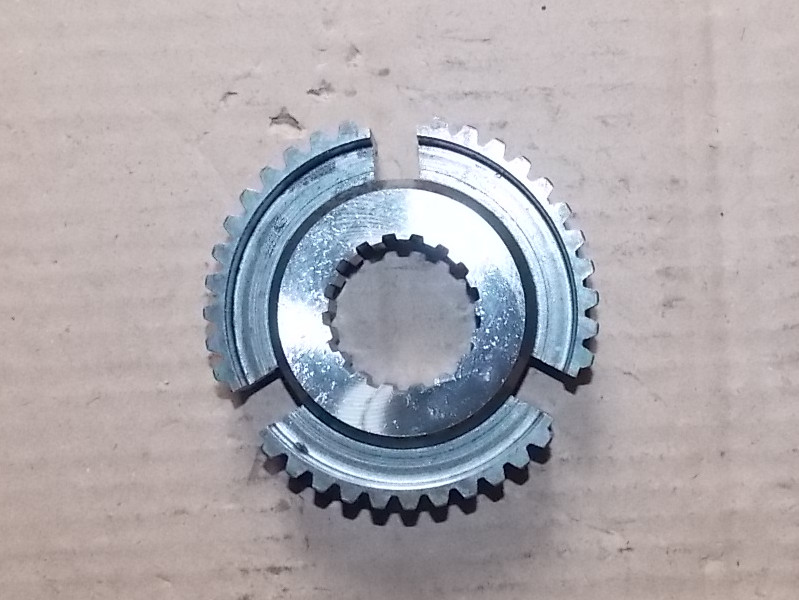 Four and five-speed synchronizer gear hub