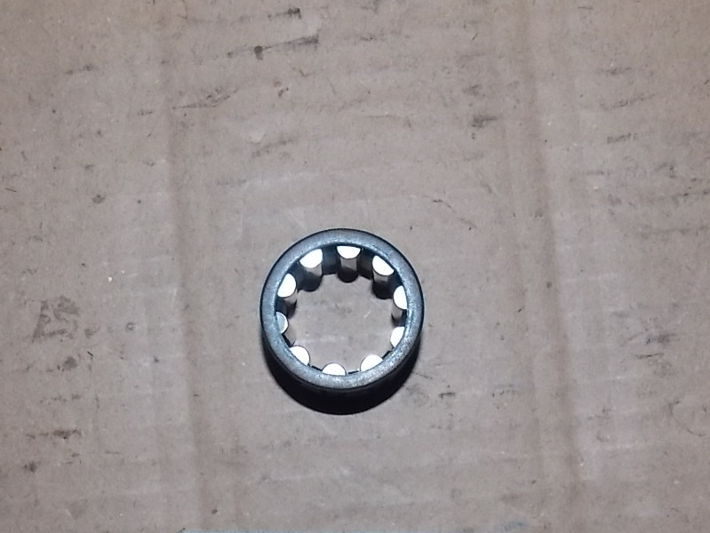 Роликовый подшипник между двумя валами